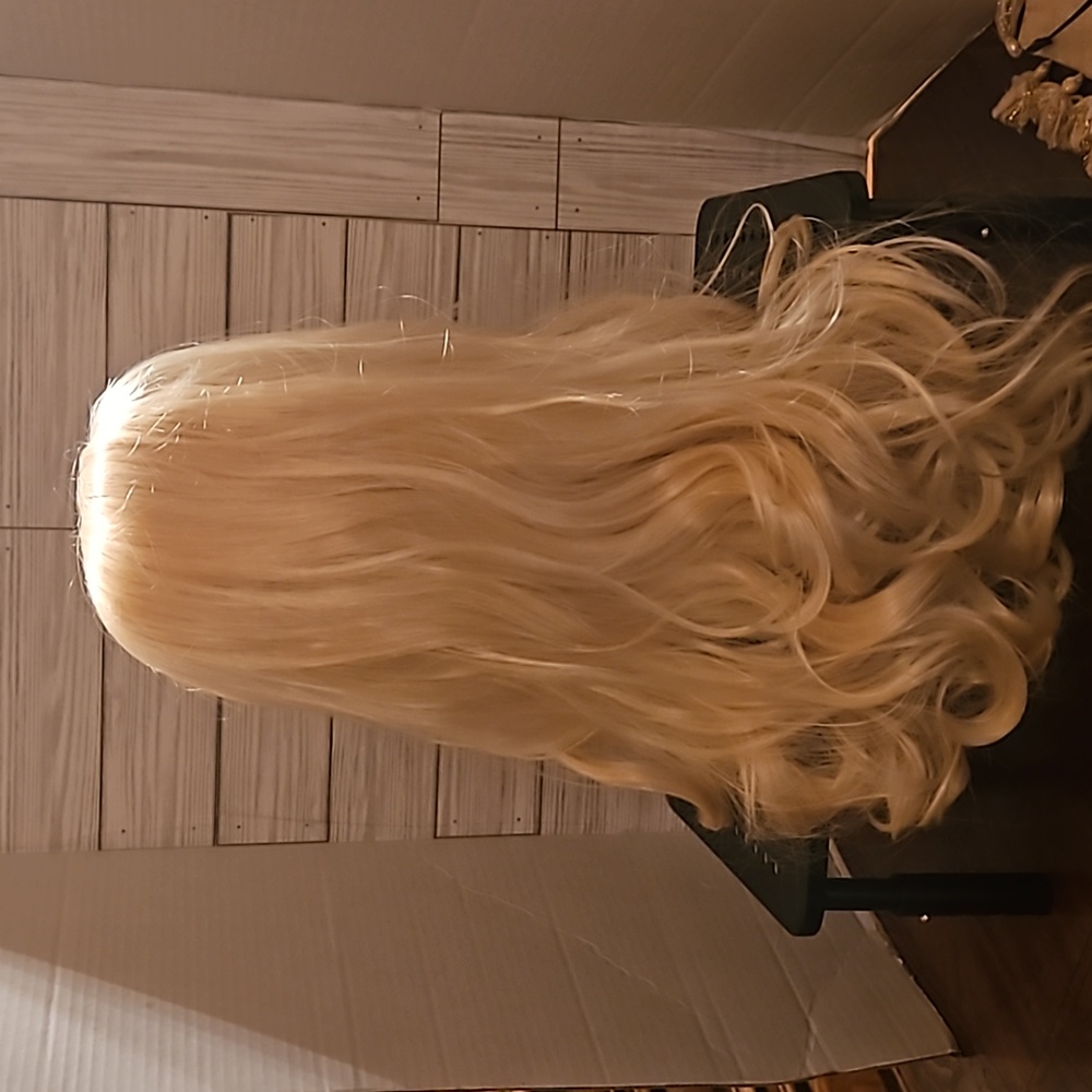 18" Synthetic blond wig - Picture 3 of 4